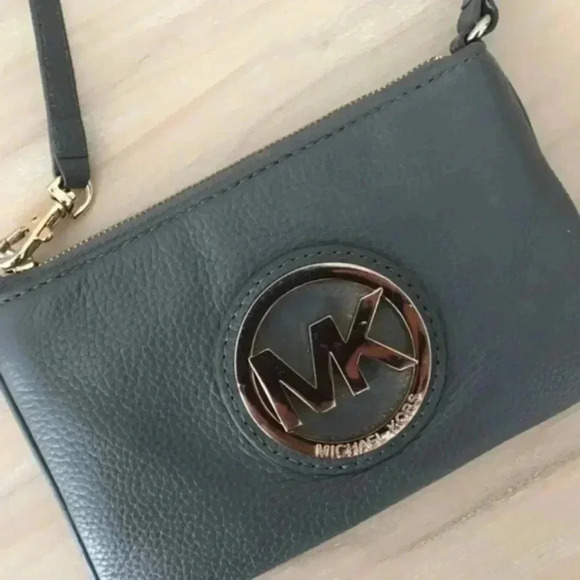 [Michael Kors] Fulton Pebbled Leather Wristlet - Picture 3 of 5